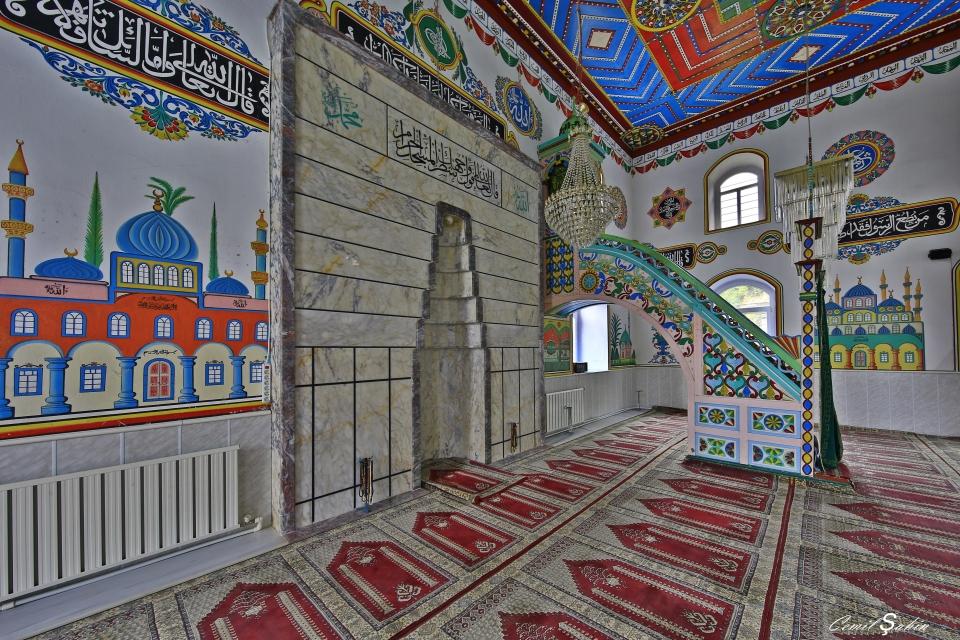 <p>Kubbelerin üstadı Mimari fotoğraf sanatçısı Cemil Şahin, bu kez Karadeniz'in Şirin Arsin ilçesindeki en nadide ayakta kalan nakış nakış işlenmiş beton yapılara  kafa tutan asırlık kalem işçiliği olan ahşap camilerini görüntüledi. </p>
