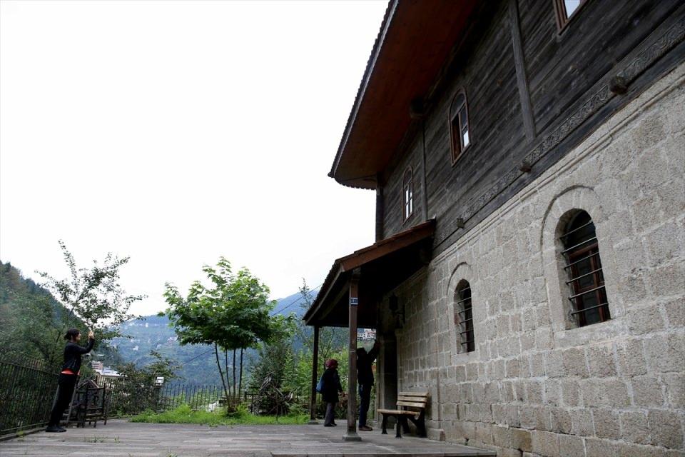<p>Dikdörtgen ya da kare olarak yapılan ve düzgün kesme taşlarla temeli çıkılan camilerde, daha sonra dayanıklılığı ile bilinen kestane, meşe ve karaağaç kullanıldığı görülüyor.</p>
<p> </p>