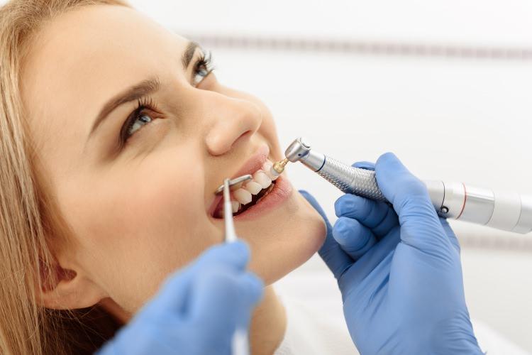 <p>Diş Hekimliği Fakültesi Araştırma Görevlisi <strong>Dt. Sevda Öztürk</strong>, sürekli diş beyazlatmanın dişte doku kaybı yaratacağını ve dişlerin grimtrak bir renk almaya başlayacağını söyledi.</p>

