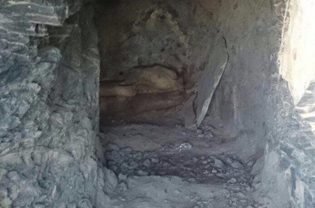 <p>Telsiz konuşmalarından dolayı tedbirli olan Güvenlik birimleri mağara girişindeki el yapımı patlayıcıları imha etti.</p>
<p> </p>