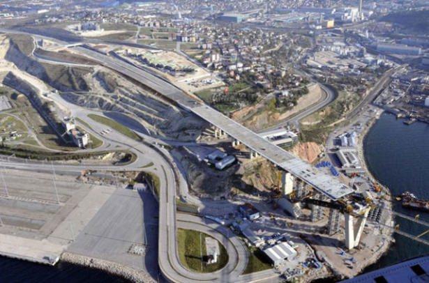 <p>Işıklandırılmasıyla estetik bir görüntü oluşturan köprünün göründüğü Karamürsel, Dilovası, Körfez ve Gebze ilçeleri cazibe merkezi haline geldi.</p>

<p> </p>
