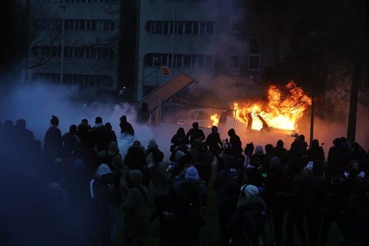 <p>​Theo isimli 22 yaşındaki gencin 60 gün iş göremez raporu aldığı saldırıya ilişkin 4 polisin açığa alınmış, polislerden biri hakkında "cinsel saldırı", diğerleri için ise "kasti şiddet" suçundan soruşturma başlatılmıştı.</p>

<p> </p>

<p> </p>
