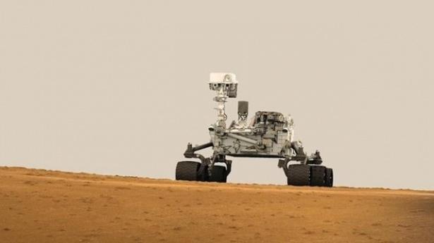 <div>Curiosity 6 Ağustos 2012'de supersonik paraşütü ve son derece geliştirilmiş retro roketleri sayesinde Mars'ın kraterlerine güvenli bir şekilde inmeyi başarmıştı.</div>

<div> </div>
