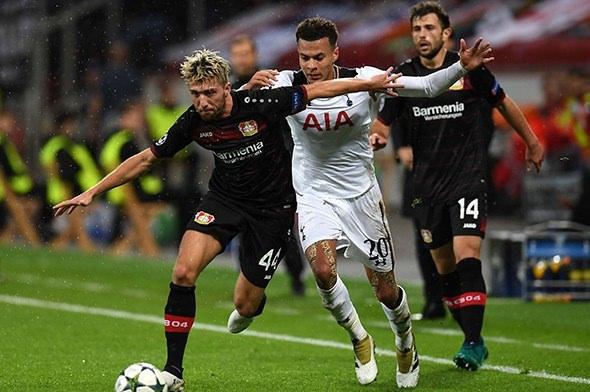 <p>UEFA Şampiyonlar Ligi'nde 3. hafta mücadelesi dün oynanan 8 maçla başladı. E Grubu'ndaki kritik karşılaşmasında Bayer Leverkusen kendi sahasında Tottenham ile 0-0 berabere kaldı. Maçın hakemi Cüneyt Çakır'ın beşinci hakemliğini yapan Barış Şimşek, çok kritik bir pozisyonda verdiği doğru kararla geceye damgasını vurdu.</p>
