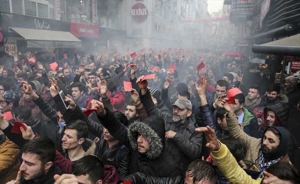 <p>Spor Toto Süper Lig'de deplasmanda Galatasaray'a 2-1 yenilen Trabzonspor'un taraftarı, karşılaşmanın hakemi Deniz Ateş Bitnel'in yönetimine tepki gösterdi. Bir grup taraftar, Atatürk Alanı'nda toplanarak bordo-mavili takımda 4 oyuncunun kırmızı kart görmesini protesto etti. </p>
