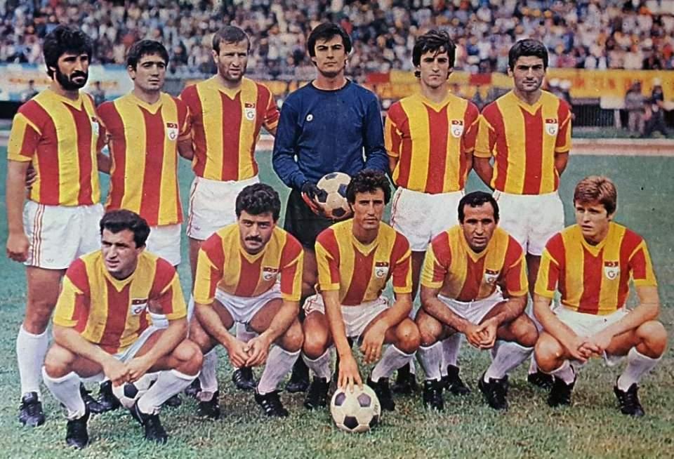 <p><strong>Galatasaray (1979-1980)</strong></p>

<p>1979-1980 sezonunda Türkiye 1.Ligi’ni 9.sırada tamamlayan Galatasaray. Sarı kırmızılarda önce Coşkun Özarı, ardından Turgay Şeren, sezonun son bölümünde ise Tamer Kaptan teknik direktörlük yaptı. Türkiye Kupası’nın iki maçlık final serisinde 0-1 ve 1-1’lik skorlarla Altay’a boyun eğerek ikincilikle yetinen Galatasaray, UEFA Kupası’nın ilk turunda ise Kızılyıldız’a 0-0 ve 1-3’lik skorlarla elendi.</p>

<p>Soldan sağa</p>

<p>Ayaktakiler: Gökmen Özdenak, Müfit Erkasap, Güngör Tekin, Eser Özaltındere, Kemal Yıldırım, Rıdvan Kılıç.</p>

<p>Oturanlar: Fatih Terim, Orhan Akyüz, Turgay İnal, Öner Kılıç, Cüneyt Tanman.</p>
