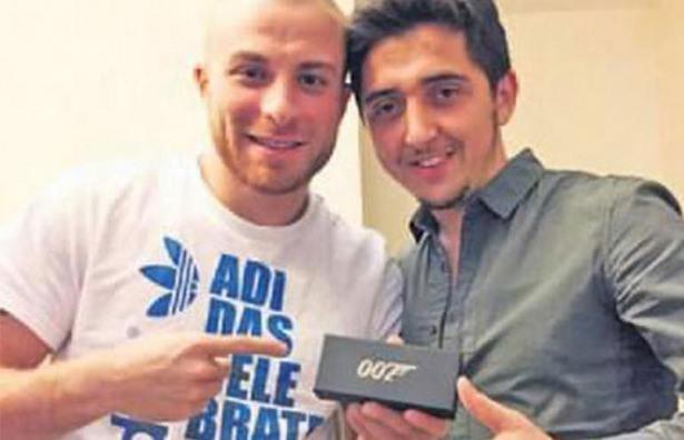 <p>Başarılı futbolcu; lüks İngiliz markası Aston Martin'in 'James Bond'un şu anda Türkiye'de de gösterimde olan son filmi 'Spectre' için yarattığı ve sadece 150 adet ürettiği DB9 GT Bond Edition modelinden birinin sahibi oldu. </p>