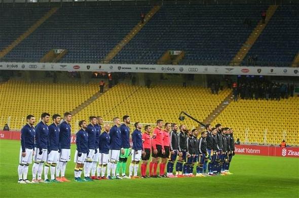 <p><strong>TRİBÜNLER BOŞ KALDI</strong></p>

<p>Fenerbahçe-Menemen Belediyespor maçına sarı-lacivertli taraftarlar ilgi göstermedi. Ülker Stadı'nda oynanan maçta tribünlerin tamamına yakını boş kaldı. Yaklaşık 50 bin seyirci kapasiteli statta bine yakın sarı-lacivertli taraftar bulundu.</p>
