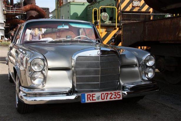 <p>Mercedes severler Almanya'nın Hattingen kentinde buluştu. Mercedes kulübü tarafından her sene düzenlenen etkinlik kapsamında Mercedes klasikleri ve son model Mercedes'ler bir araya geldi. İşte o otomobiller....</p>
<p> </p>