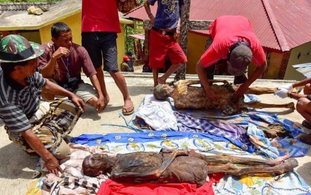 <p>B&ouml;lgede yaşayanlar, her &uuml;&ccedil; yılda bir &ouml;l&uuml;lerine olan saygılarını g&ouml;stermek ve onları onurlandırmak i&ccedil;in mezarları a&ccedil;ıyorlar.</p>
