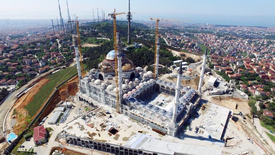 <p>Yapımına 31 ay önce başlanan Cumhuriyet tarihinin en büyük camisi, Çamlıca Camisi inşaatında 72 metre yüksekliğindeki dev kubbenin beton döküm işlemine başlandı.</p>

<p> </p>
