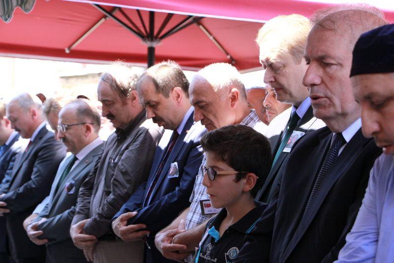 <p>Saygı duruşu ardından şehit er Çil’in özgeçmişi okundu. Trabzon Müftüsü Keramettin Demir'in kıldırdığı namaz ardından askeri kortej eşliğinde Örnekköy Mahallesi'ne götürülen şehidin cenazesi toprağa verildi.</p>
<p> </p>