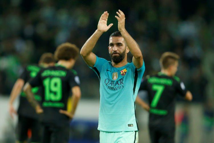 <p>Muhabirin, teknik direktör Luis Enrique hakkında sorduğu soruya gülerek cevap veren yıldız oyuncu, "Mister Enrique'nin dediği gibi takım için oynuyorum. Bana Arda gir, atak yap ve golünü at dedi. Ben de O'nu dinledim" şeklinde konuştu.</p>