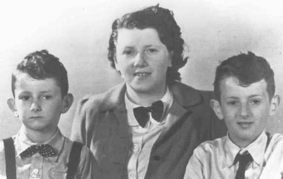 <p>Eduard, Elisabeth ve Alexander Hornemann. Neuengamme toplama kampında tüberküloz deneylerinde kullanılan çocuklar, kampa girilmesinden kısa süre önce öldürüldü. Elisabeth Aushcwitz'de tifüs nedeniyle hayatını kaybetti.</p>

<p> </p>
