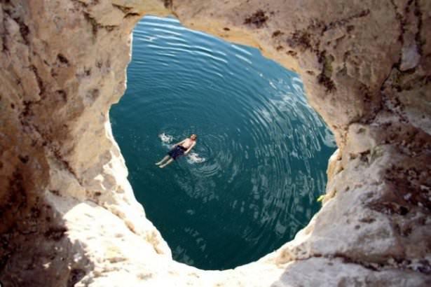 <p>Elazığ'ın Ağın ilçesinde Keban Baraj Gölü altında kalan tarihi Hastek Kalesi Sığınakları'nın 2 katı, kuraklık sonucu göl sularının çekilmesiyle açığa çıktı</p>

<p> </p>
