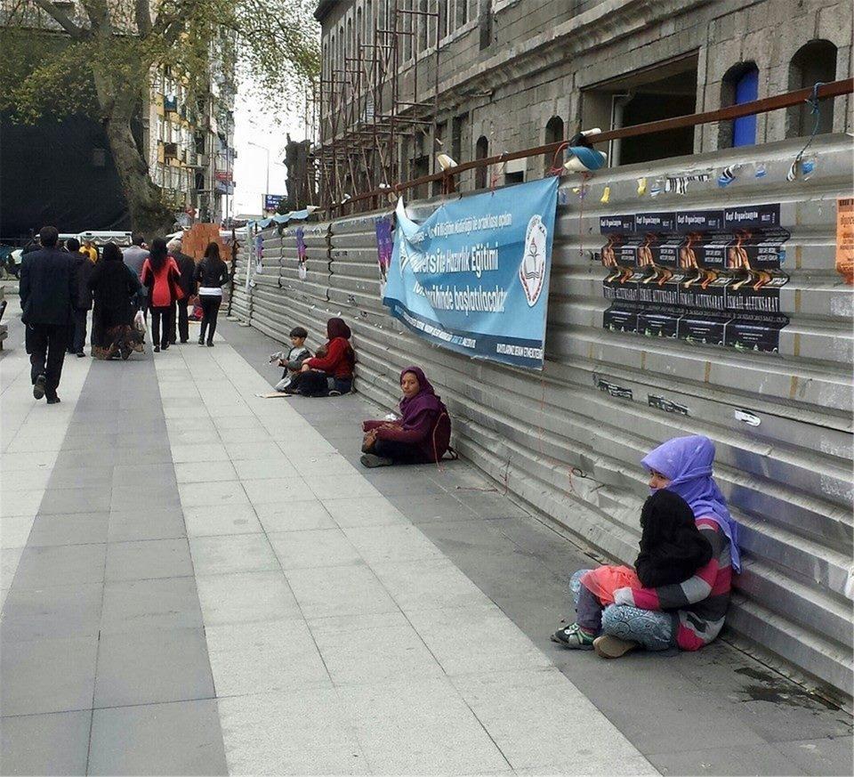 <p>Sevgili okuyucular, aranızda çocukları olan var mı? 1-2-3 yaşlarındaki bebeklerin ne sıklıkta uyuduğunu hatırlarsınız. İki veya en fazla üç saatlik( ardışık olmayan) öğleden sonra şekerlemesi yaparlar ve bu aralıklarla tekrar eder. Fakat ben bir ay boyunca dilencinin kucağındaki bebeği bir kere bile uyanık görmedim! Dilencinin dizlerine gömülü olan bebeğin yüzüne baktım ve içimde beliren kuşku daha da arttı. Gözlerimi bebeğe dikerek dilenciye sordum: "Neden sürekli uyuyor?"</p>
<p> </p>