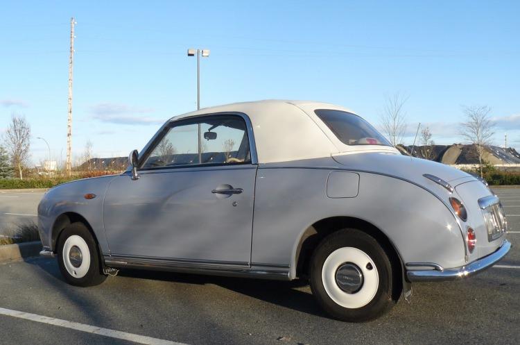 <p>Figaro ilginç, çünkü kendisi her ne kadar 60'lı yıllardan fırlamış gibi görünse de, aslında 1991 yılında üretilmiş bir otomobil.</p>
