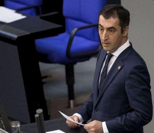 <p>TASARIYI HAZIRLAYAN CEM ÖZDEMİR; BABASI ÇERKES</p>

<p>Aynı zamanda milletvekili de olan Cem Özdemir, 12 Eylül 1965 tarihinde Türkiye’den göç eden Tokat-Turhal’lı bir işçi ailenin oğlu olarak Almanya’nın güneyindeki Baden-Württemberg eyaletinde, Bad Urach kentinde doğdu. Babası Çerkes kökenli, annesi ise İstanbullu. Liseyi bitirdikten sonra Reutlingen Sosyal Bilimler Fakültesinde sosyal pedagoji eğitimi aldı. 1987 yılından sonra da eğitimci ve serbest gazeteci olarak çalıştı.</p>

<p>TÜRK VATANDAŞLIĞINDAN ÇIKARILDI</p>

<p>16 yaşında Alman vatandaşlığına geçme başvurusunda bulundu. Gerekçelendirmesi,<strong><em>"kendisinin bu ülkenin politik bilincine sahip bir vatandaşı"</em></strong> olarak hissetmesi oldu. Askerlik hizmetini yapmadığından ötürü vatandaşlıktan çıkartılması iki yıl süren Özdemir, 18 yaşında Alman vatandaşlığını elde ederek, Türk vatandaşlığından çıkarıldı.</p>

