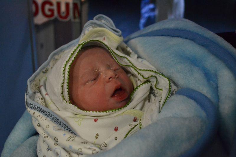 <p>Hatay'da sezaryen doğumu saat 00.05'de gerçekleştirilen "Hamza Buğra" bebek, kentin yeni yıldaki ilk bebeği oldu.</p>