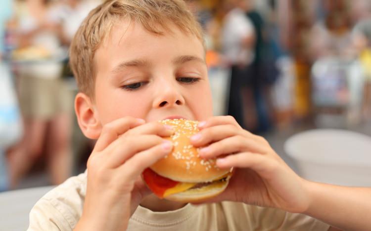 <p>Çocuklara fast food yiyeceklerini 15 günde 1 yedirin. Birden fazlası sağlık için zararlıdır.</p>
