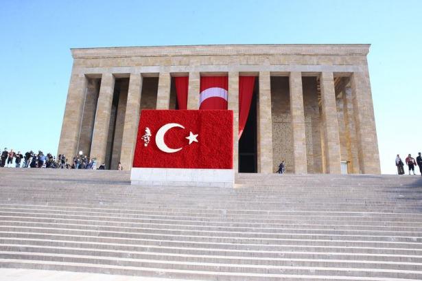 <p>Atatürk'ün ölüm yıl dönümünde Anıtkabir'de resmi tören düzenlendi. Devletin zirvesi saat 09:05'te mozoleye çelenk koyarak, saygı duruşunda bulundu. İşte törenden fotoğraflar...</p>
<p> </p>
<p> </p>