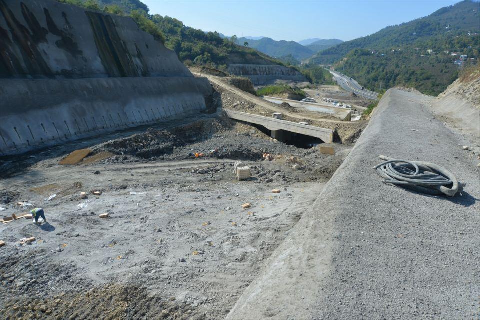 <p><strong>"Yol, çok ciddi zaman tasarrufu da sağlayacak"</strong></p>

<p>Yolun toplam uzunluğunun 19,5 kilometre olduğunu ancak çoğunluğunun tünellerle geçildiğini dile getiren Balkanlıoğlu, şunları söyledi:</p>
