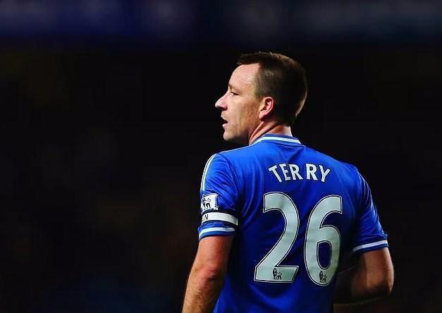 <p><strong>JOHN TERRY</strong></p>
<p>Uzun yıllar Chelsea formasını terletmiş John Terry'nin takım otobüsü totemi bir hayli ilginç. Eğer maçı Chelsea kazandıysa, Terry maçtan önce hangi koltuğa oturduysa maçtan sonra da o koltuğa oturuyor ve galibiyet serisi bozulana kadar asla yer değiştirmiyormuş.</p>