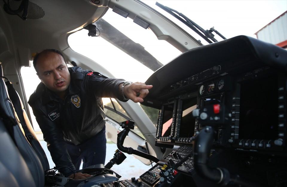 <p>"Kartal gözü" olarak da bilinen kamera, gündüz elektro optik, gece ve düşük ışık çekimlerinde low light, arazide canlı insan veya sıcak cisim tespitinde termal ve sisli havalarda swır olmak üzere 4 farklı tip lenslerin kombinasyonundan oluşuyor.</p>

<p> </p>
