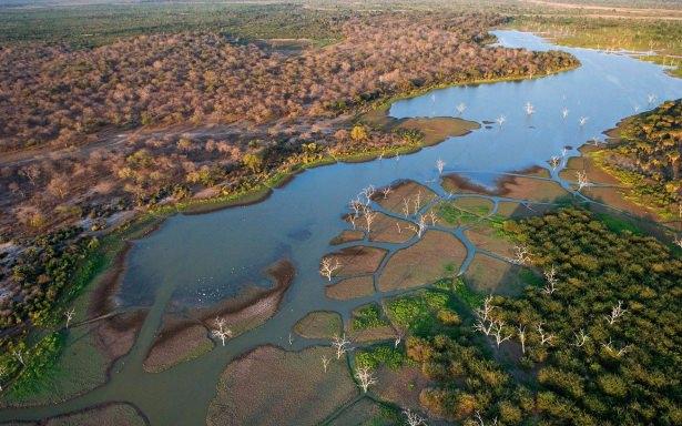 <p><strong>6. Botswana</strong><br />
<br />
Afrika’nın güneyinde olup denize kıyısı bulunmayan Botswana’da karanın yüzde 80’i Kalahari Çölü kapsamında yer alıyor. Yabani hayatı ve muhteşem doğası ile ünlü ülke, elmas kaynakları bakımından dünyada önemli pay sahibi.Botswana’ya giderseniz ve “Maceraya atılmak benim işim!” diyenlerdenseniz burada mutlaka kamp yapmalısınız. Filleri ve bufalolarıyla ünlü Chobe Milli Parkı’nı ziyaret edip, su aygırı, timsah ve farklı türde kuşlar görebileceğiniz Chobe Nehri’nde tekne turu yapabilirsiniz.</p>
<p> </p>
<p> </p>