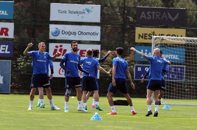 <p>Yönetimin de onay vermesiyle birlikte üç futbolcuya da bu durum iletildi.</p>