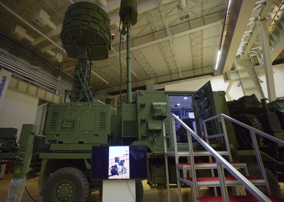 <p>ASELSAN tarafından özgün olarak geliştirilen, hedef ülke radarların karıştırılıp aldatılmasını ve iş yapamaz hale getirilmesini sağlayan KORAL Mobil Elektronik Harp Sistemi, Hava Kuvvetleri Komutanlığına teslim edildi.</p>

