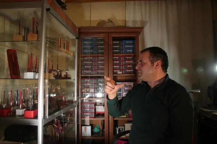 <p>O yüzden bunlar çok zaman alabiliyor. 'Zincir kardeşler' adını verdiğim 2 çalışmam ile kalemin ağacından iç içe geçmiş 'Çifte halkalar' diye kalemin ahşabından yaptığım çalışmamı 7 ayda tamamladım."</p>