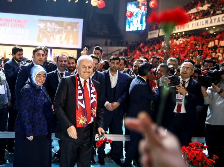 <p>Başbakan Yıldırım’ın salona gelmesinden önce, ‘Daima aşk daima millet’ ve ‘Tek sevdamız Türkiye’ şarkıları partililere dinletildi. Partililerin bulunduğu bölümlerde yer alan koltuklara Türk bayrakları bırakıldı.</p>