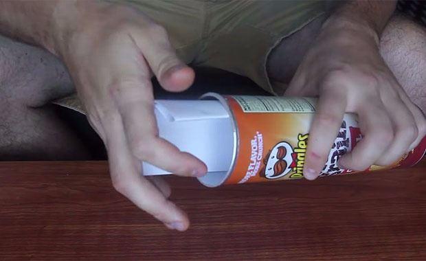<p>Kutuyu bir yana yatırın ve cipslerin aynı tarafta olmasını sağlayın.</p>
<p> </p>