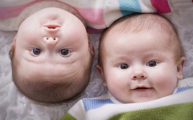 <p>Bazı ikizler sadece birbirlerinin anlayabileceği "cryptophasia" ismi verilen bir dili konuşurlar.</p>

<p> </p>
