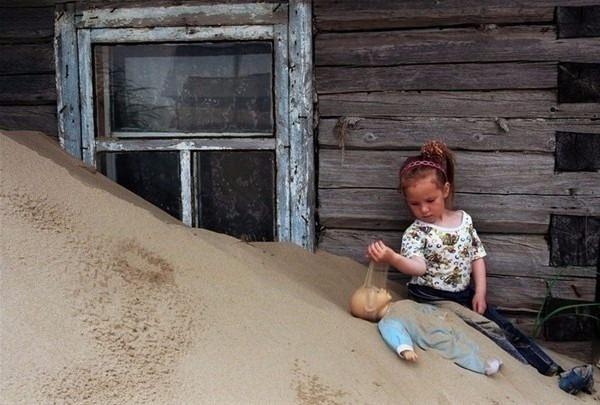<p>Burada yaşayanlar sabah uyanınca evlerini çatıya kadar kuma gömülmüş bulabiliyor. <br />
 </p>
