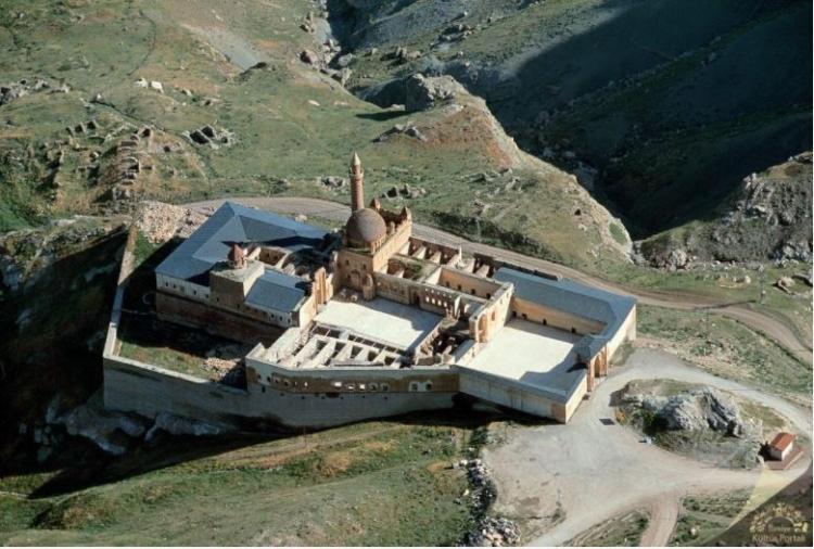 <p>Ağrı</p>

<p>Nüfusu: 542 255 <br />
Toplam otomobil sayısı: 10 231<br />
​Kaç kişiye bir otomobil düşüyor: 53</p>
