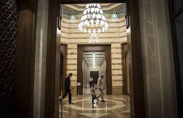 <p>Cumhurbaşkanlığı Külliyesi'ndeki Beştepe Millet Camii, her akşam özellikle teravih namazını kılmak isteyen vatandaşların akınına uğruyor.</p>