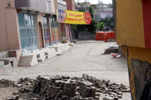<p>Şırnak'ta PKK'nın gençlik yapılanması olan Yurtsever Devrimci Gençlik Harekatı (YDG-H) üyelerinin sokaklara kazdığı hendeklerin kapatılıp, barikatların kaldırılması için sabaha karşı güvenlik güçleri harekete geçti.</p>