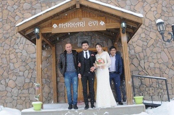 <p>Damat Kaya, 4 yıl önce okul gezisi için çıktığı İstanbul’da Güney Koreli Eanjoo Ham ile tanıştığını belirterek, "Bu tanışmadan sonra ikimiz birbirizi sevdik ve evlenmeye karar verdik. Düğünümüzü de memleketim Hakkari’de gelenek ve göreneklerimize göre yaptık. Eşim Tıp Fakültesini bitirdi. Burada bir iş kurabilirsek burada hayatımızı sürdüreceğiz" dedi.Kaynak: Hakkari'ye Güney Koreli gelin</p>

<p> </p>
