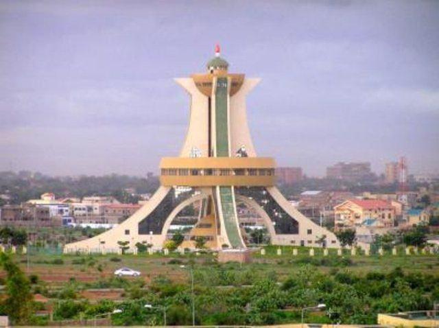 <p>Karasal Alan km²<br />
Burkina Faso<br />
273.800</p>
