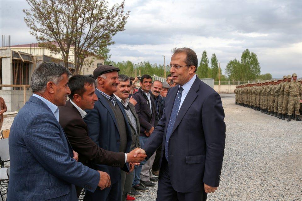 <p>Törene İl Jandarma Komutanı Albay Yüksel Oğuz, Gürpınar Kaymakamı ve Belediye Başkan Vekili Osman Doğramacı, İl Emniyet Müdürü Mehmet Suat Ekici, İlçe Emniyet Amiri Şener Karaboğa da katıldı.</p>