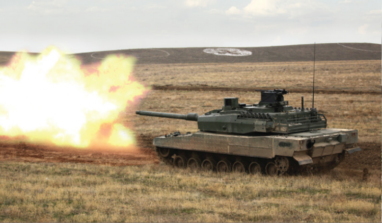 <p>Tank, her türlü tehdide karşı kompozit/reaktif zırhlar ve mürettebatın kimyasal, biyolojik, radyoaktif ve nükleer tehditlerin bulunduğu ortamlarda görev yapmasına olanak sağlayan sistemlerle korunuyor.</p>