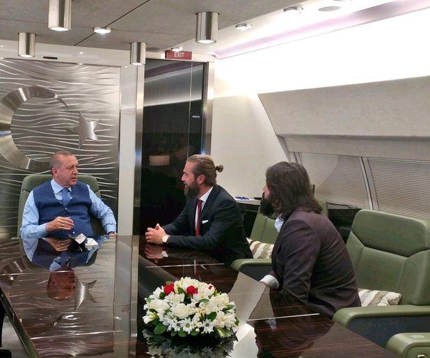 <p>Cumhurbaşkanı Erdoğan'la birlikte Kuveyt'e giden "Diriliş Ertuğrul" ekibi, dönüş yolunda uçakta Erdoğan'la sohbet etti.</p>

<p> </p>
