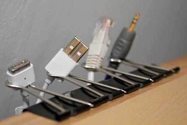 <p>Dosya ataçları ile kablolarınızdan kurtulabilirsiniz</p>