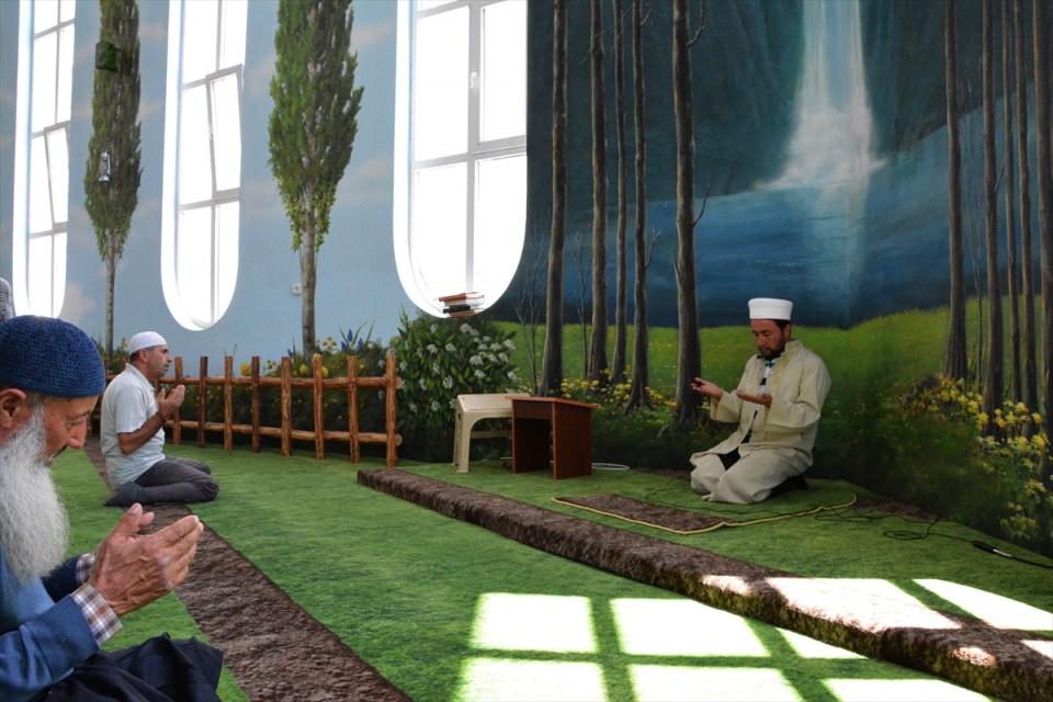 <p>Camide, Bakara Suresi'nin 22. ayetindeki ifadelere uygun olarak giriş bölümüne asma ağaçları, pencere aralarına kavak ağaçları, mihraba şelale, tavanına gökyüzü ve bulutlar resmedilen ve zeminine çimeni andıran yeşil renkli halı serilen camiye gelenler hayran kalıyor. Caminin dış duvarlarında büyük harflerle Arapça "Allah" ifadesi yer alıyor.</p>
<p> </p>