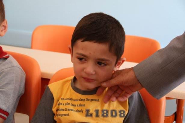 <p>Okul öncesi, ilkokul 1. sınıf ve ortaokul 5. sınıflara devam edecek öğrencilerin "okula uyum eğitimi" başladı. Okula gitmek istemeyen ve ağlayan öğrenciler ise velilere her yıl olduğu gibi bu sene de zor dakikalar yaşattı.</p>