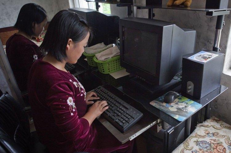 <p>Elektrikler yokken bilgisayar başında poz veren bir kadın.</p>