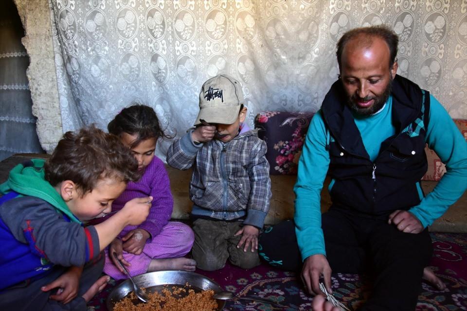 <p>Rejim g&uuml;&ccedil;leri tarafından d&uuml;zenlenen bombardımanda evleri vurulduktan sonra akrabalarıyla Firdevs semtine yakın bir tepeye yerleşen Halebi ailesi, zor şartlar altında yaşam m&uuml;cadelesi veriyor.</p>
