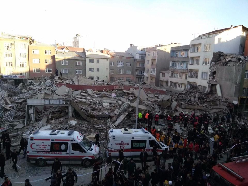 <p>Zeytinburnu'nda 7 katlı olduğu belirtilen bir bina çöktü. Çöken binanın daha önce boşaltıldığı, ancak kaldırımdan geçenlerin çöken parçaların altında kalmış olabileceği bildirildi. Şu ana kadar 2 yaralı hastaneye götürüldü.  </p>

<p> </p>
